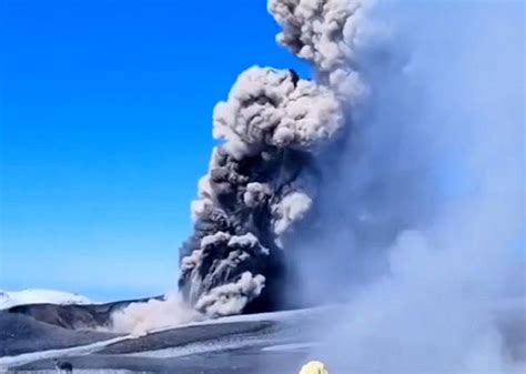 Spettacolare Parossismo Del Vulcano Ebeko In Russia Il Video Dell