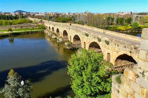 Vista A Rea Da Ponte Romana Que Atravessa O Rio Guadiana Na Cidade