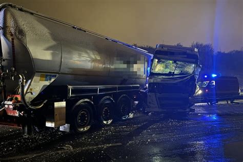 Unfall Auf A Sorgt F R Vollsperrung Lkw Durchbricht Leitplanke