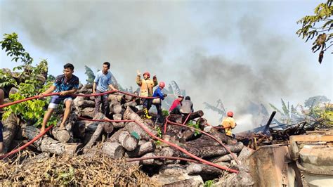 Akibat Bakar Limbah Sampah Gudang Kayu Di Doplang Terbakar