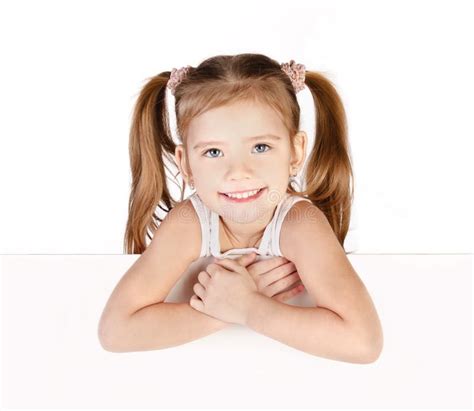 Petite Fille De Sourire Mignonne Dans Le Maillot De Bain Jugeant La