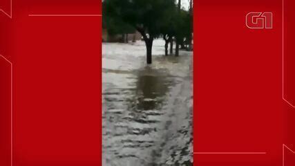 Chuva alaga ruas e invade casas em Pentecoste interior do Ceará