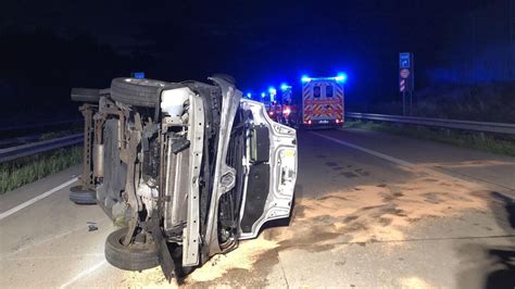 Schwerer Unfall Auf A Kleinbus Landet Mit Kindern Im Wagen Auf Der