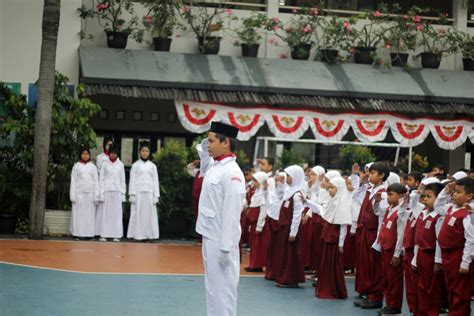 10 Gambar Upacara Kemerdekaan Indonesia di Sekolah – Blog Mamikos