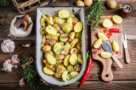 Ziemniaki pieczone z czosnkiem i rozmarynem przepis na chrupiące