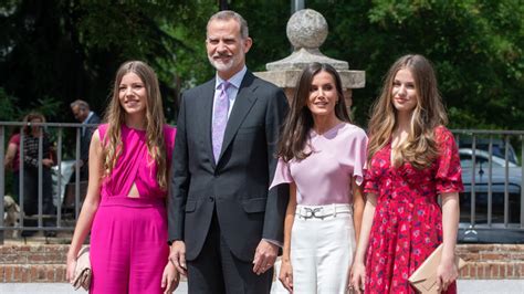 La infanta Sofía deslumbra en su confirmación de su atrevido mono