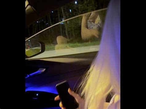 Follada a una rubia tetona y sexy en un coche y se corrió en su cara XVIDEOS