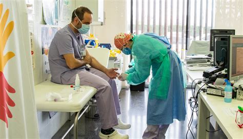 Los trabajadores del hospital se protegen ante el coronavirus Dénia