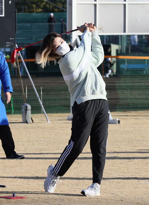 渋野日向子 地元岡山で小学生ソフトボール大会「打たれた～！」東京金の原田のどかと真剣勝負も ゴルフ写真ニュース 日刊スポーツ