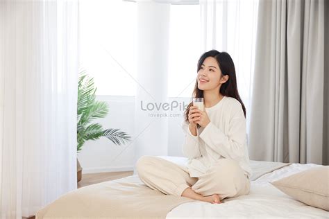 가정 여자 침대에 앉아 사진 무료 다운로드 Lovepik