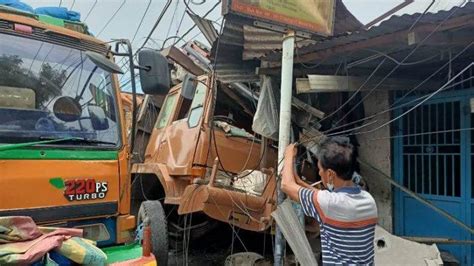 Braaak Tiga Rumah Hancur Diseruduk Truk Bermuatan Pupuk Di Mabar