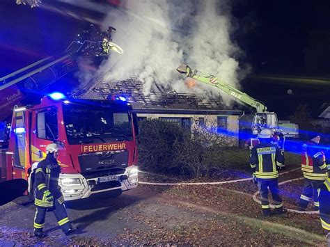 Dachstuhl Eines Einfamilienhaus Brennt In Voller Ausdehnung