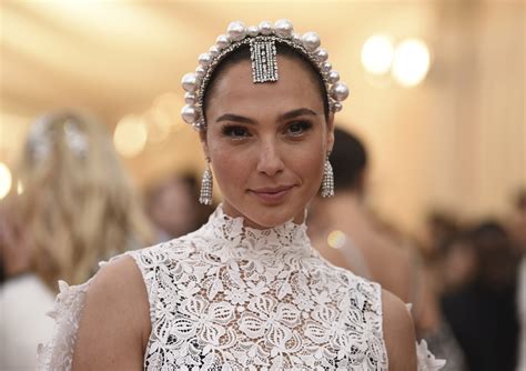 Gal Gadot starring in new 'Cleopatra' draws backlash