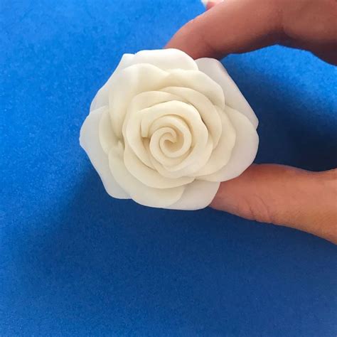 Easy Fondant Rose Tutorial Stunning Sugarpaste Roses Made In Minutes