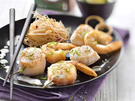 Brochettes de Saint Jacques et gambas marinées au lait de coco