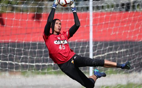 Flamengo anuncia renovação de contrato Gabriel Batista Flamengo