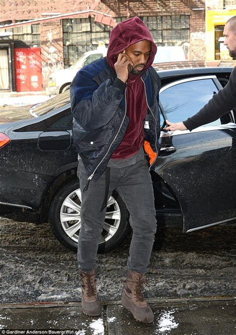 Kanye West Keeps Covered In A Hoodie Kanye Fashion Kanye West Kanye