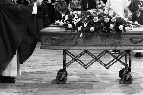 Prete Ad Un Ragazzo Non Puoi Cantare Al Funerale Di Tua Nonna Perch Sei Gay