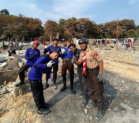 Saka Bhayangkara Kwarcab Jaksel Bantu Bersihkan Puing Di Lokasi