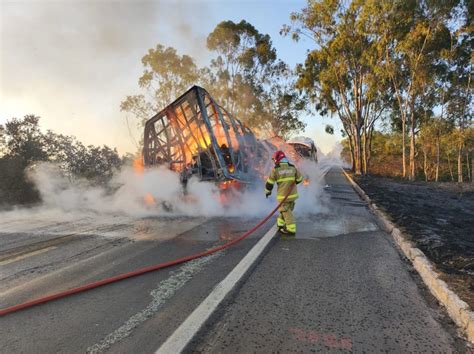 Caminh O Que Transportava Tecido Pega Fogo Na Br E Totalmente