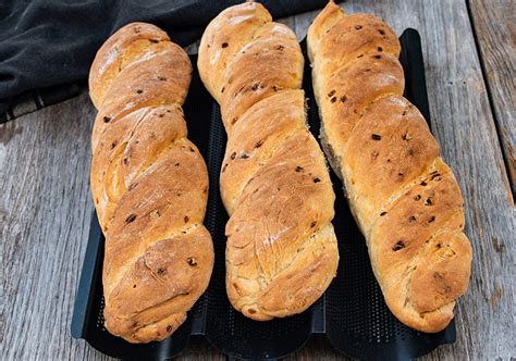 Stangenbrote mit roten Zwiebeln Küchenmomente