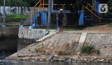 Tercemar Limbah Pabrik Kali Bekasi Berwarna Hitam Pekat Dan Berbau