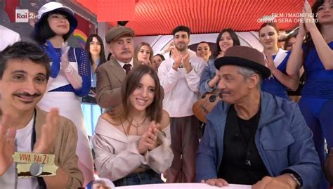 Angelina Mango A Viva Rai 2 Fiorello Fa Una Gaffe Arrivano Le Scuse