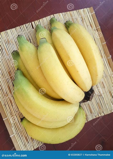 Banana Amarela Madura Na Esteira De Vime Imagem De Stock Imagem De