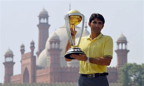 The Big Show Pakistan Get Their Hands On World Cup Trophy Sport