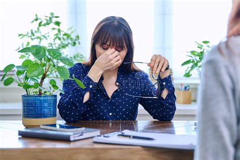 Mujer De Edad Avanzada En Sesi N De Terapia Con Profesional Mental