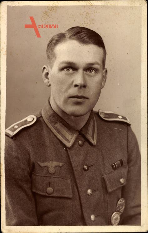 Deutsche Wehrmacht Soldat In Uniform Verwundetenabzeichen