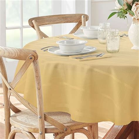 Classic Plaid Oval Tablecloth 60 X 84 Touch Of Class