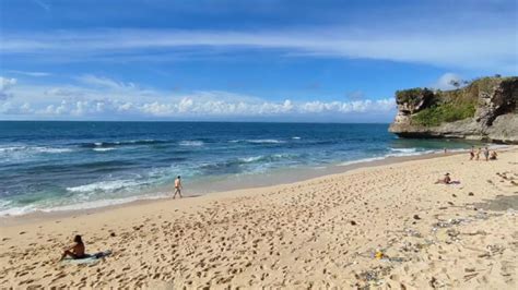 Pesona Pantai Balangan Perpaduan Tebing Dan Laut Eksotis