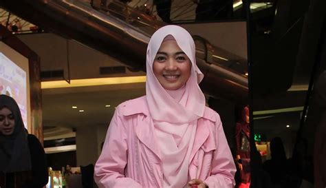 Inspirasi Gaya Hijab Cantik Nuri Maulida Photo