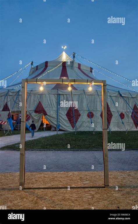 Inside a circus tent hi-res stock photography and images - Alamy