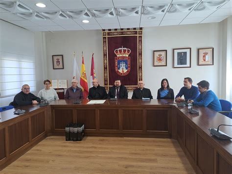 Albacete La Roda El alcalde recibe al obispo en el salón de Plenos