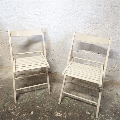 Paire De Chaises Pliantes Blanches En Bois L Atelier Imparfait