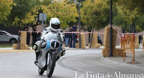 La exhibición de motos clásicas tomó el centro de Almansa