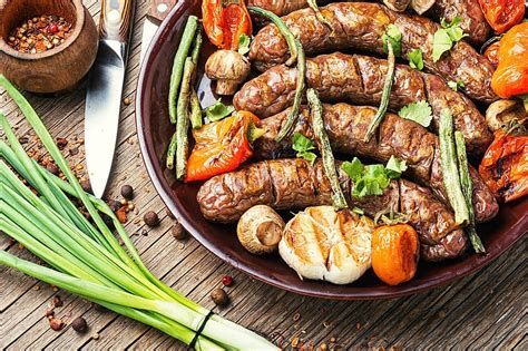 Deliciosas Salchichas Alemanas Con Champiñones A La Parrilla Y Tomates