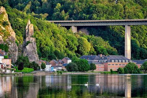 Fondo Vista De La Pintoresca Ciudad De Dinant Sobre El Río Mosa Dinant