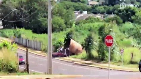 Homens são presos após tentarem roubar duto gigante Vídeo Dailymotion