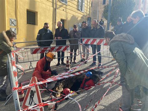 A Chieti Si Apre Una Voragine Nell Asfalto Della Via D Accesso Alla