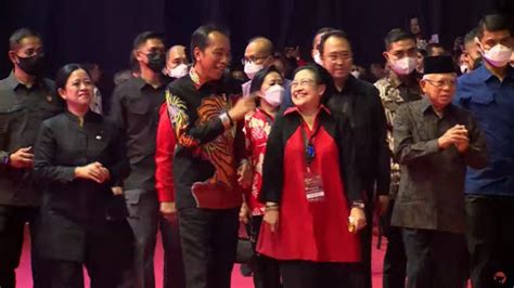 Momen Megawati Gaet Tangan Jokowi Tertawa Lepas Di Kongres Pdip