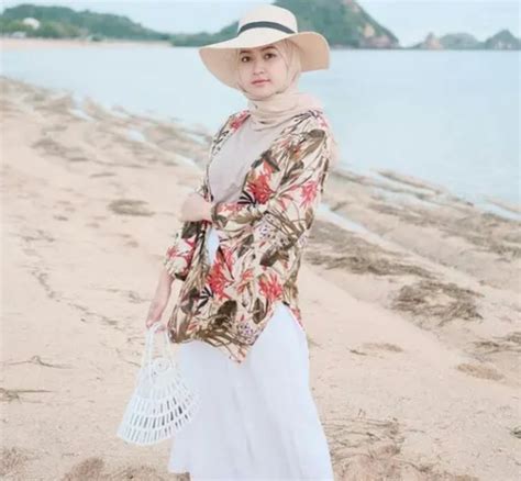 Ide Outfit Ke Pantai Untuk Hijabers Dan Tips Mix And Match Stylish