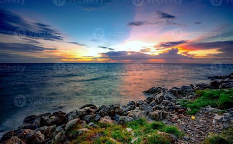 Rocks on stone beach at sunset. Beautiful beach sunset sky. Twilight ...