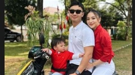 Rayakan Agustusan Nikita Willy Naik Motor Keliling Komplek Bareng