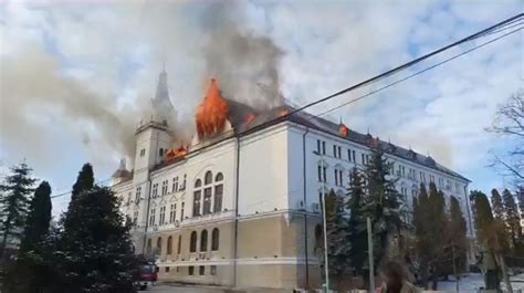 Incendiu Puternic La Acoperi Ul Palatului Administrativ Din Suceava