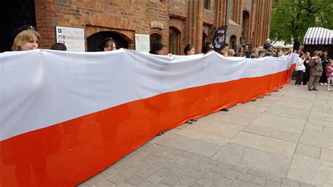 Ten symbol należy szanować Obchody Dnia Flagi w Toruniu zdjęcia