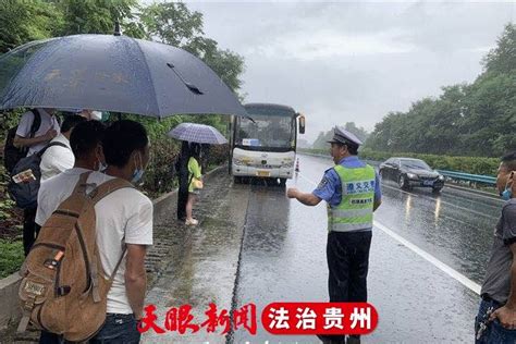 【政法队伍教育整顿进行时】大客车高速路上趴窝，民警冒雨转移乘客 王宏