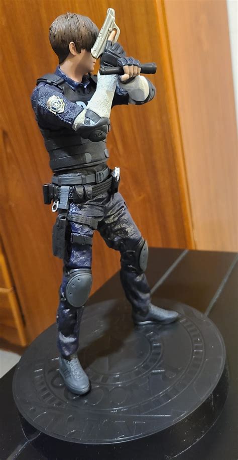 The Leon Kennedy RE2 remake statue just arrived today. It's gorgeous, 12.5 in tall. : r ...